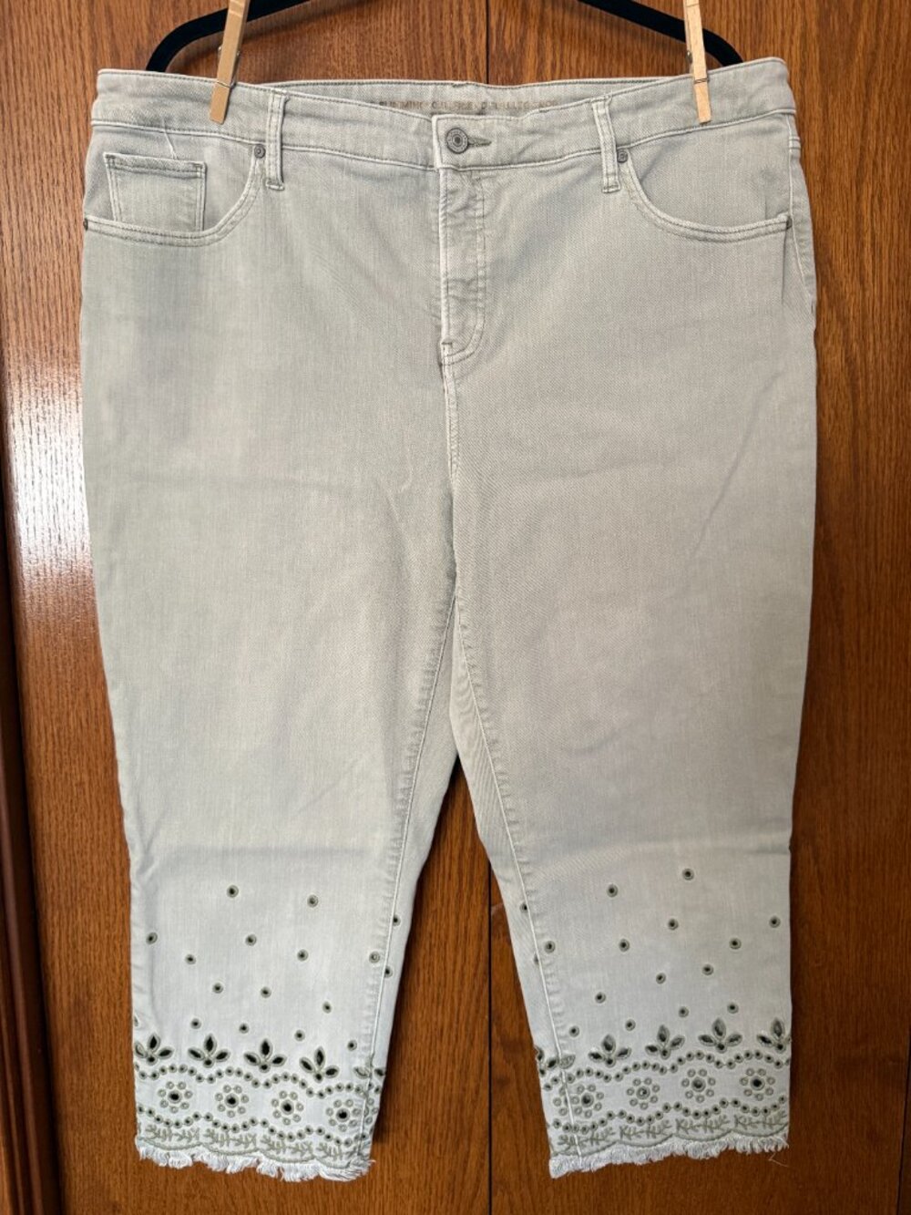 Chico's Embellished Capri Jeans Ivory White Floral Cutwork Frayed Hem